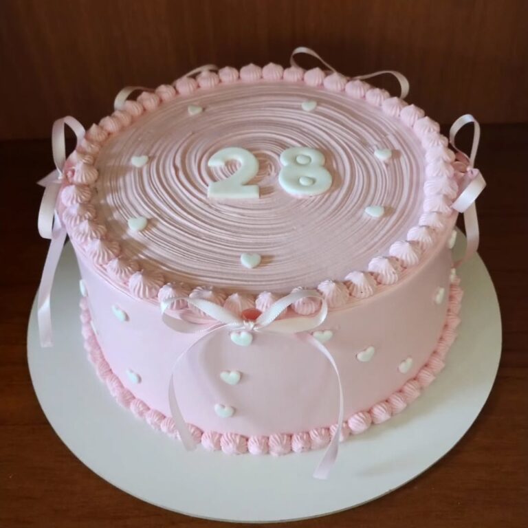 Mais um bolo rosa pra essa querida kkkk 🔶Massa chiffon branca 🔶Recheio...