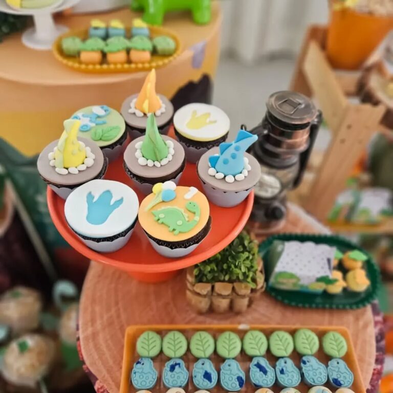 💚 Até os dinossauros entraram na festa do Bernardo! 🦖✨ Docinhos personalizados...