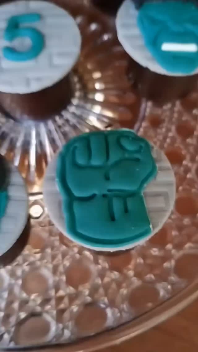 Coleção do Hulk na sua timeline 💪🏻💚 Trufas Bombons quadrados Bolo no...