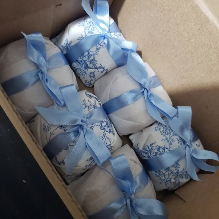 Mais uma caixinha de degustação saindo por aqui! 💙✨ Nossos bem-casados com...