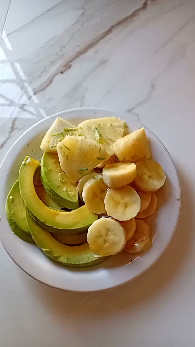 Meu lanche da tarde frutas com mel de abelha direto da colmeia!🤤🫰🙏🏼🙌🏻