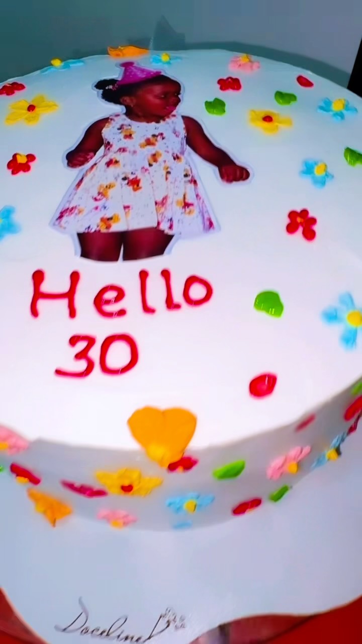 Hello 30! Um bolinho cheio de cor, delicadeza e personalidade! 💖✨ Por...