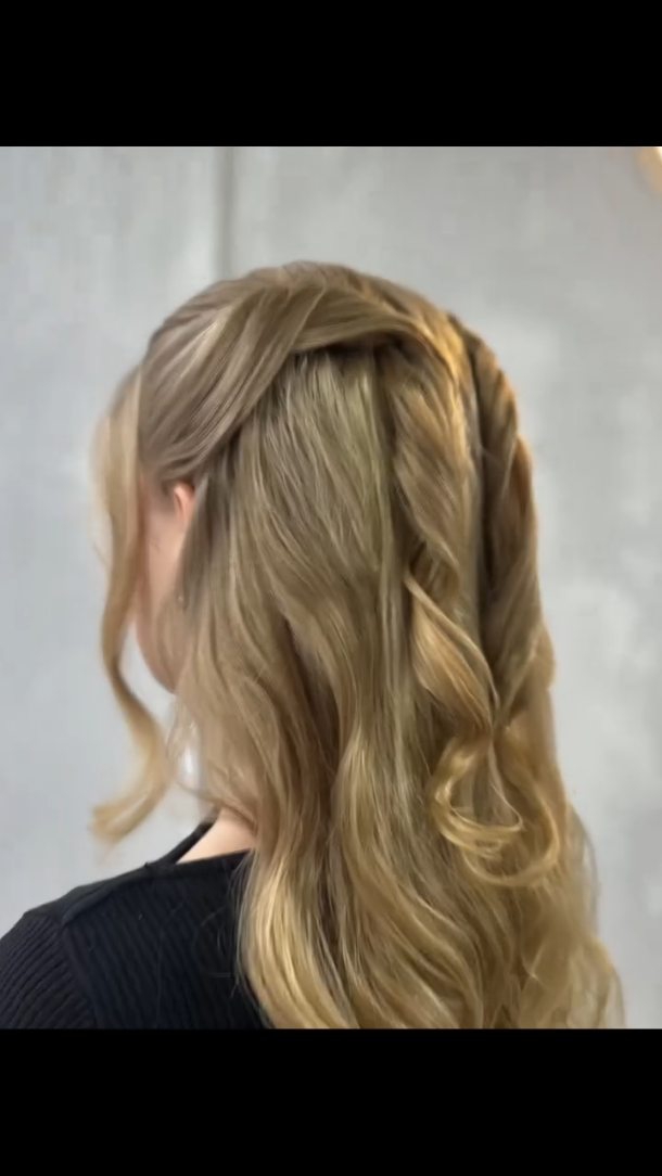 Menos é mais. ✨ ​Você também acha que penteado bonito precisa ser...