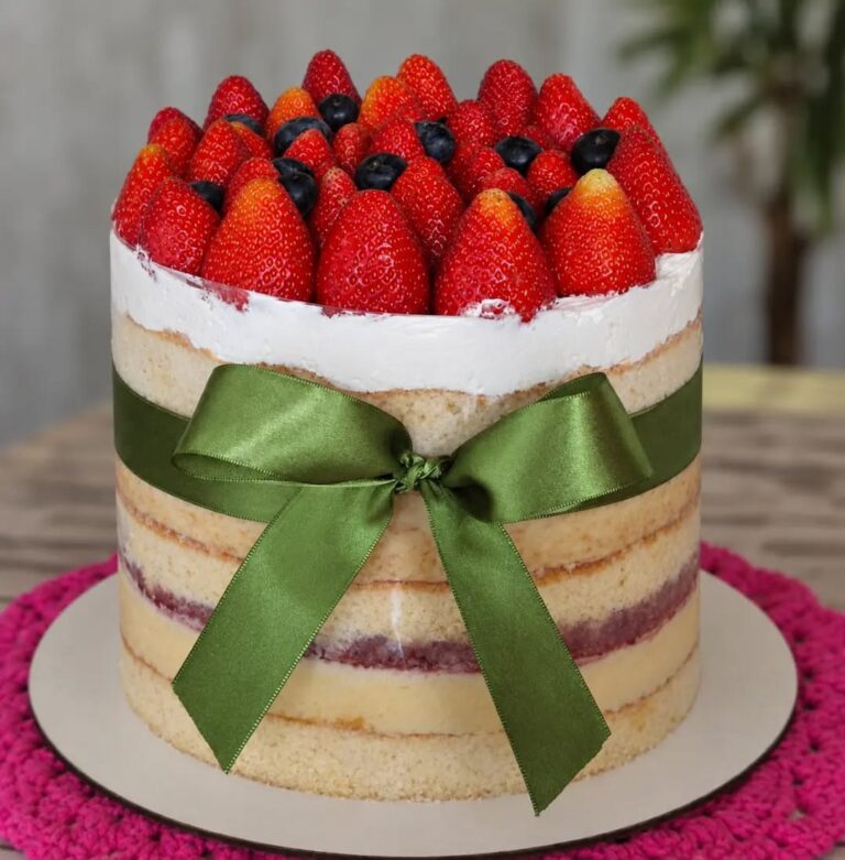 🍓🍍 A combinação perfeita de sabor e delicadeza! Bolo de frutas vermelhas...