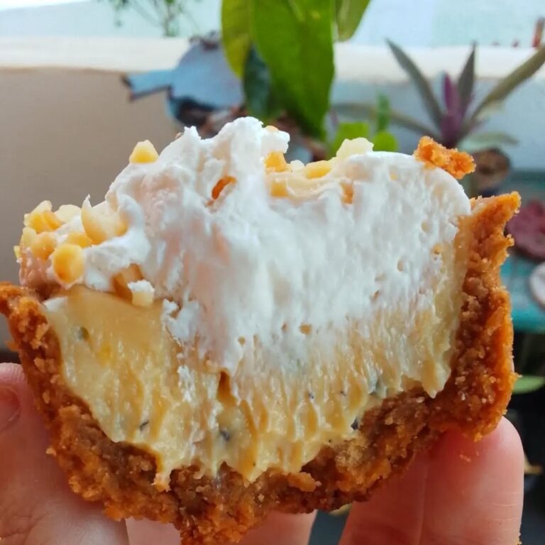 Deliciaaaa de tortinha maracujá com chocolate branco e chantininho.