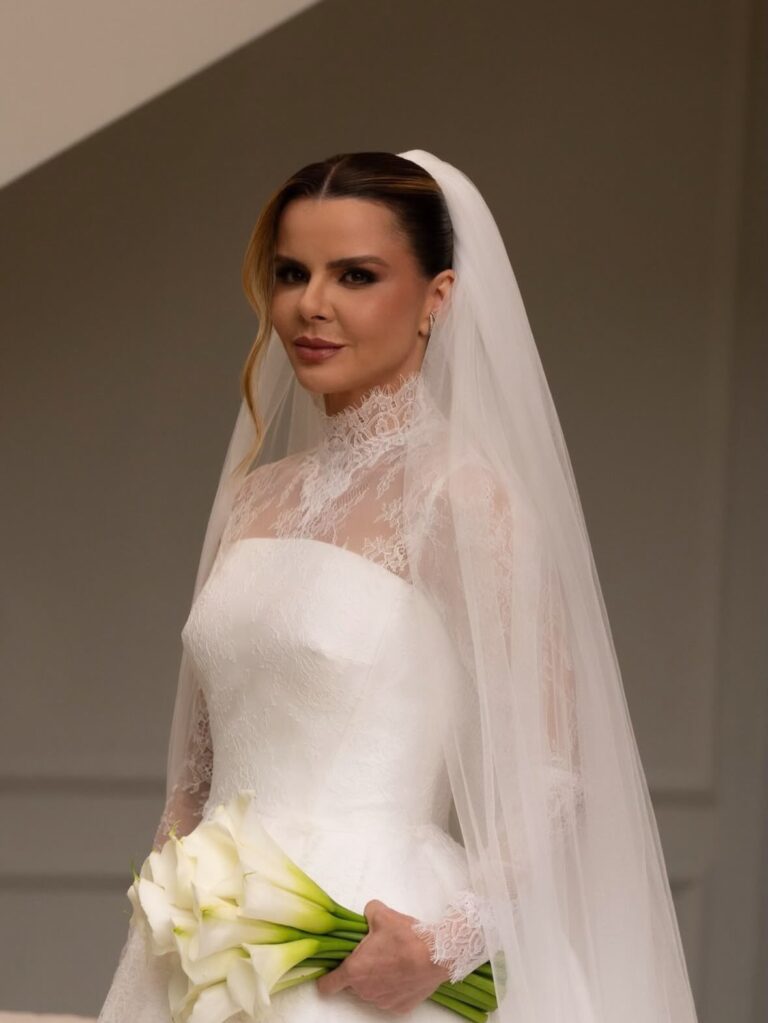 Elegância em forma de noiva . @sandraamartins.ap Make @rhayfalcao_ Cerimonialista @naranunescerimonialista #noiva...