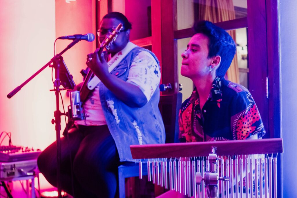 Luana Chimitte em duo com percussionista em show ao vivo
