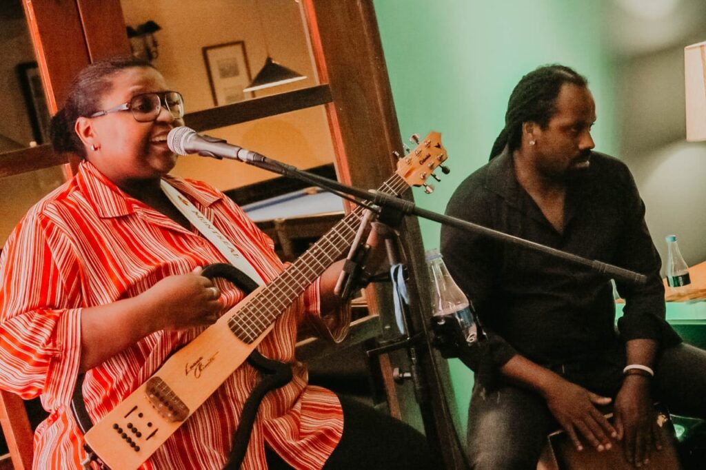 Duo de voz, violão e percussão em evento, Luana Chimitte