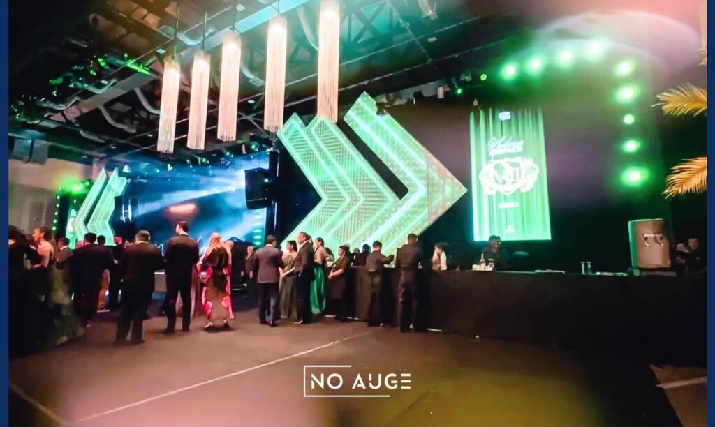 Estrutura com painéis de LED e iluminação em festa em Salvador