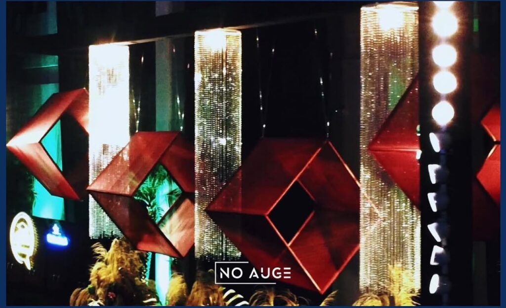 Cenografia com luzes e estruturas suspensas em evento em Salvador
