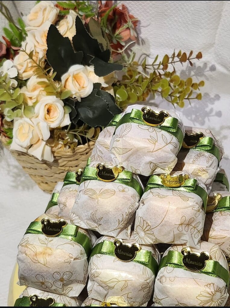 Bem-casados artesanais embalados com fita verde e tag personalizada