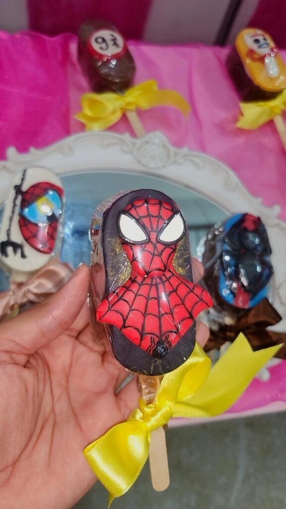 Pirulito de chocolate decorado com tema Homem-Aranha