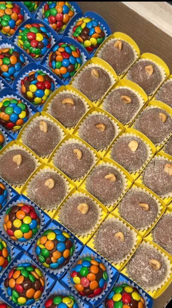 Brigadeiros com confeitos coloridos e com amendoim