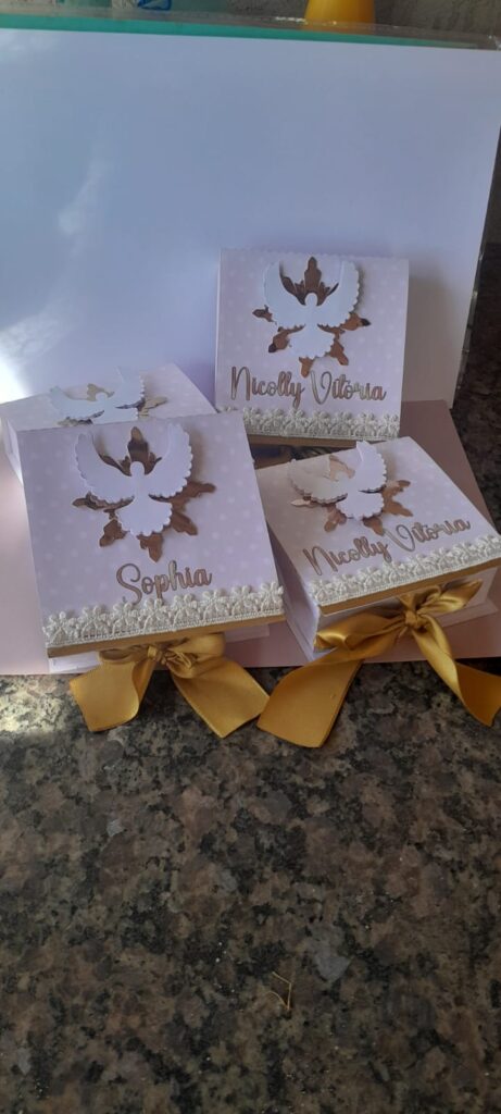 Caixinhas personalizadas para batizado com aplique do Espírito Santo