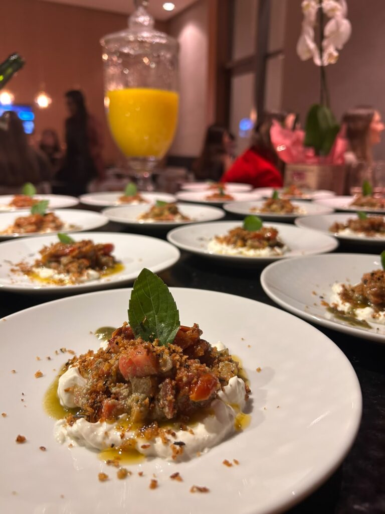 Entradas individuais com burrata e crocante empratadas em evento, Mumu Cozinha
