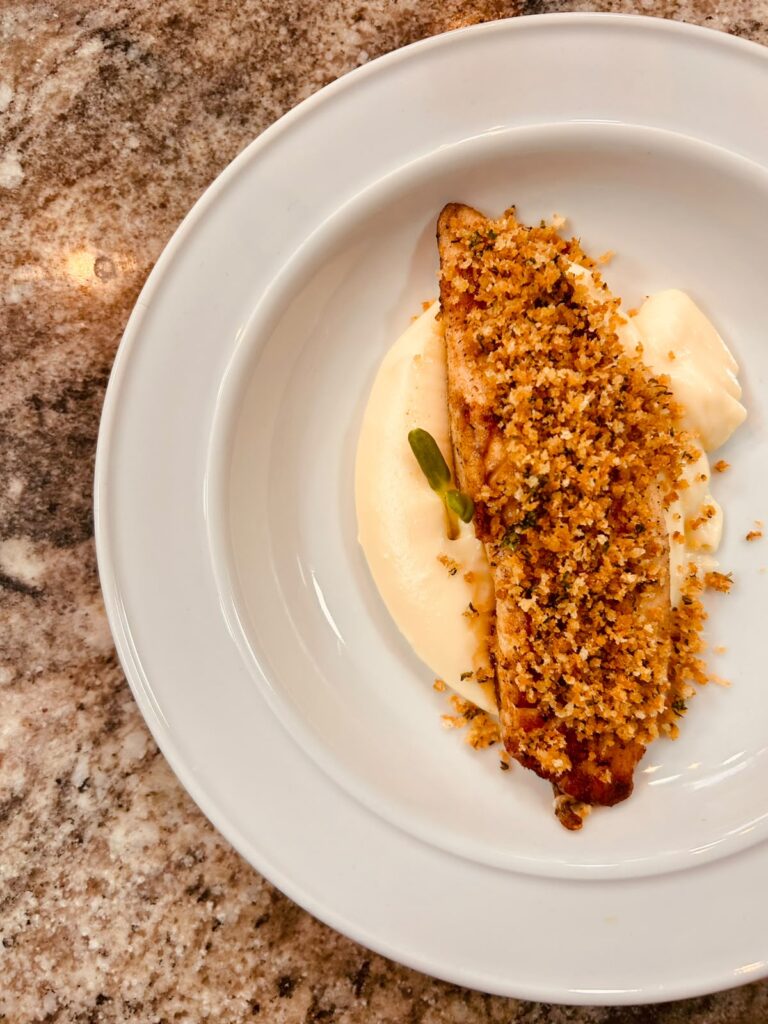 Filé de peixe com crosta crocante sobre purê cremoso, Mumu Cozinha