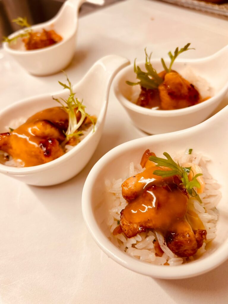 Finger food em colheres de cerâmica com arroz e carne ao molho, Mumu Cozinha