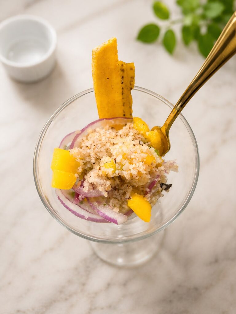 Entrada em taça com manga, cebola roxa e banana-da-terra crocante, Mumu Cozinha
