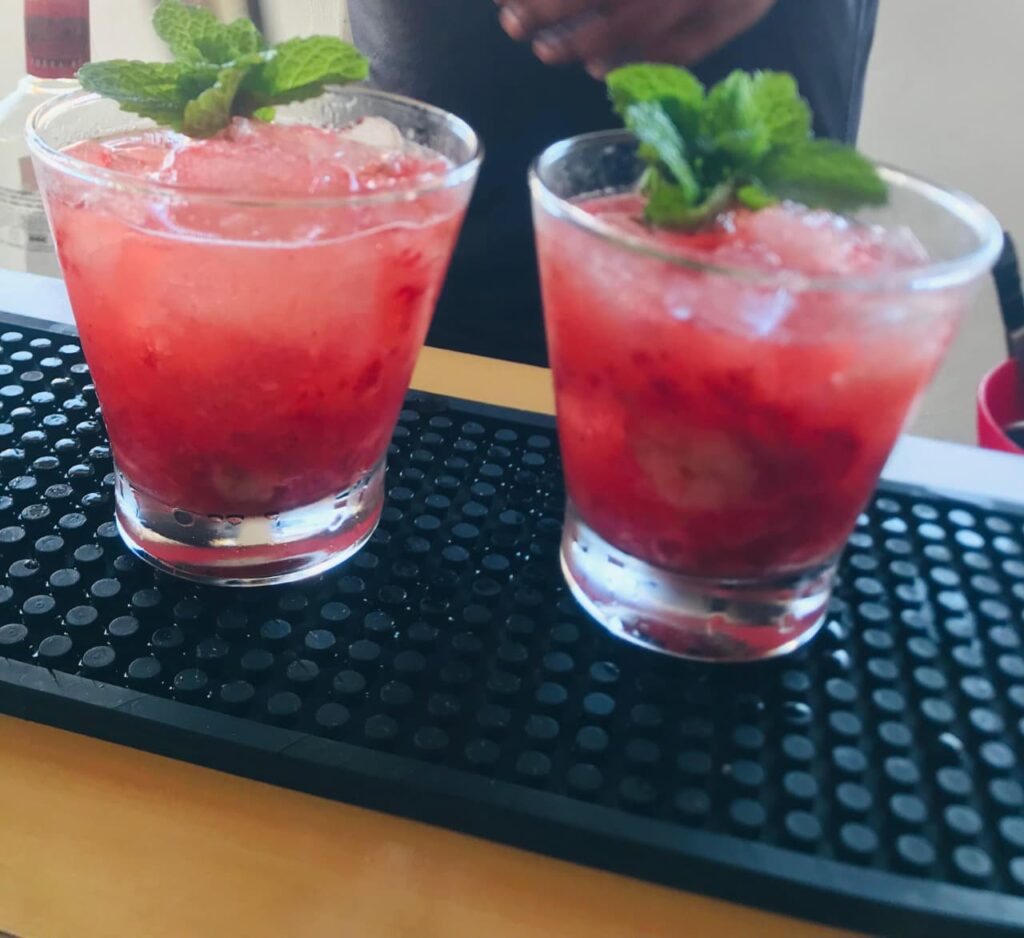 Dois drinks de morango com hortelã e gelo triturado, Essencial Drinks RJ