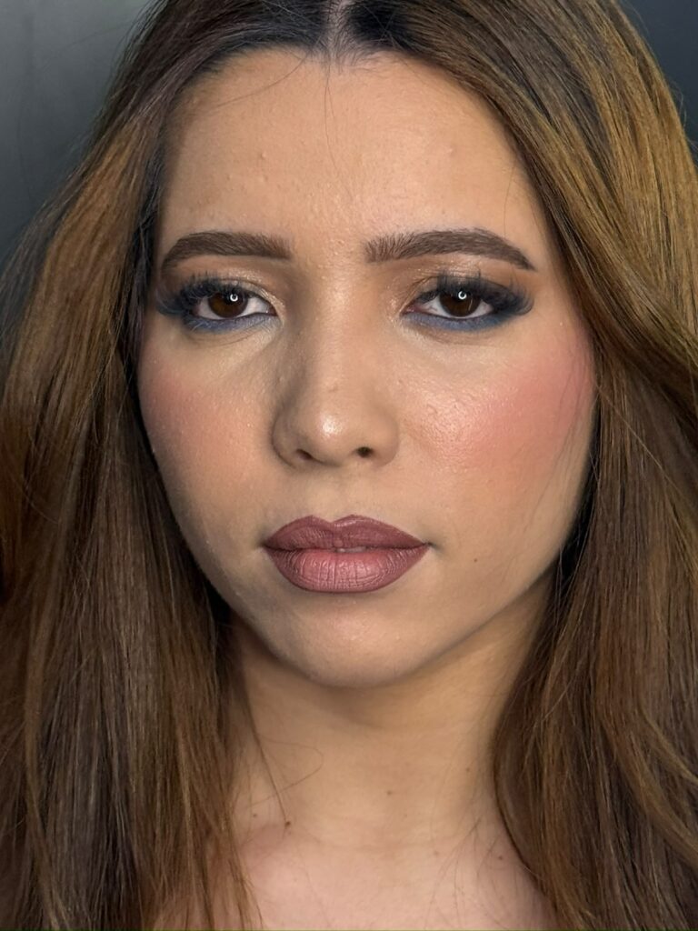 Maquiagem com sombra azul e blush