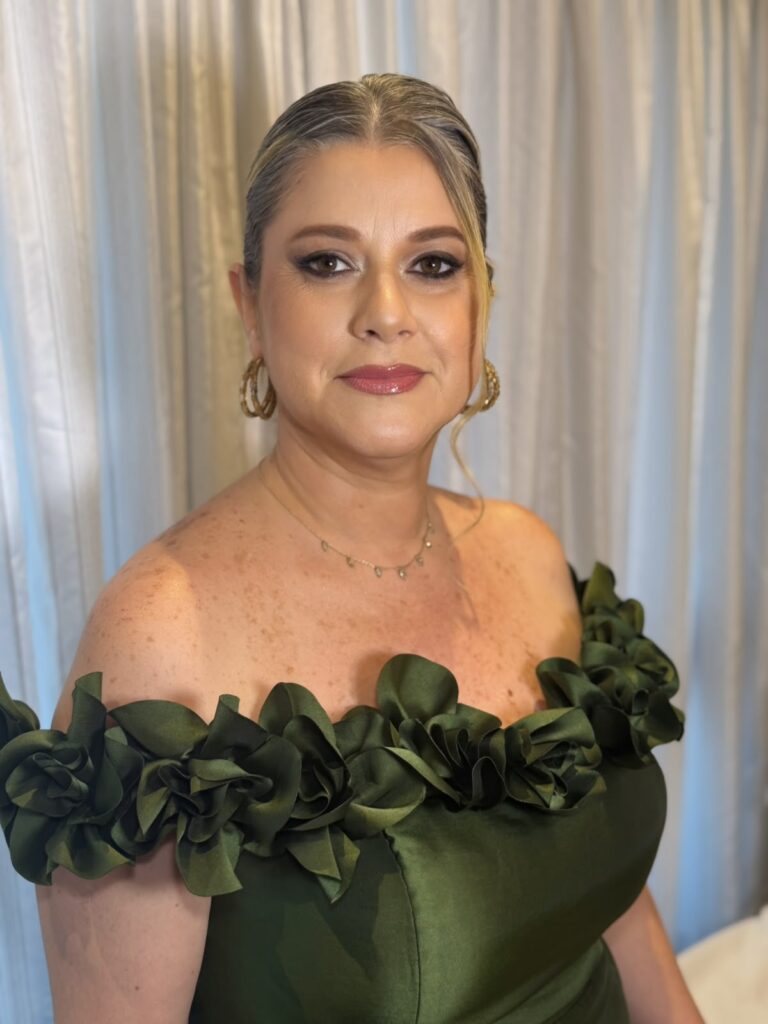 Maquiagem social para madrinha de vestido verde
