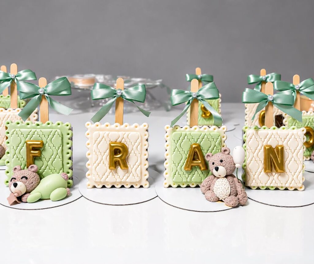 Pirulitos de chocolate com letras douradas e ursinhos