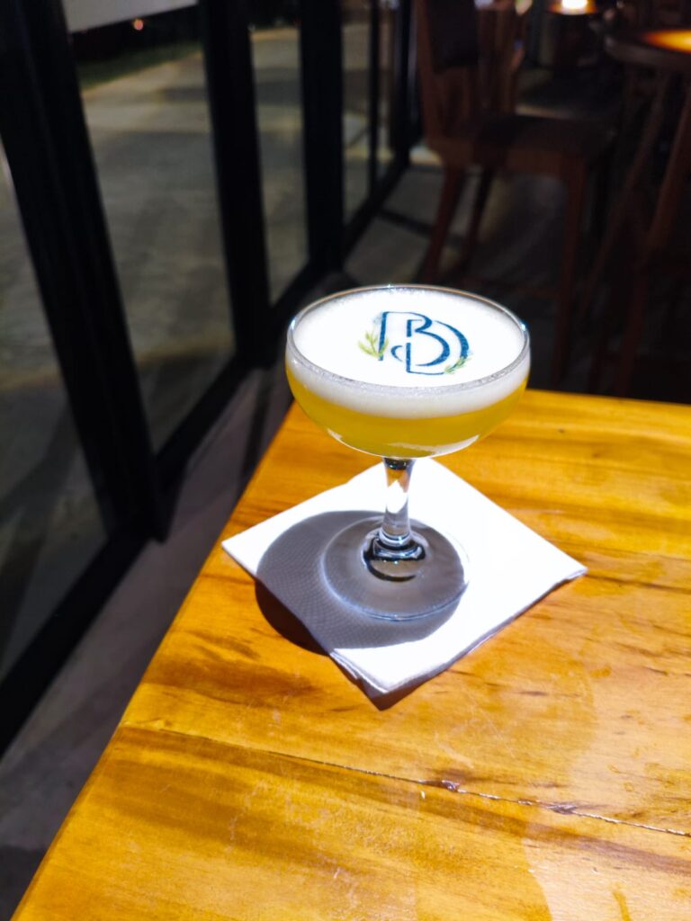 Drink servido em taça com espuma e monograma comestível